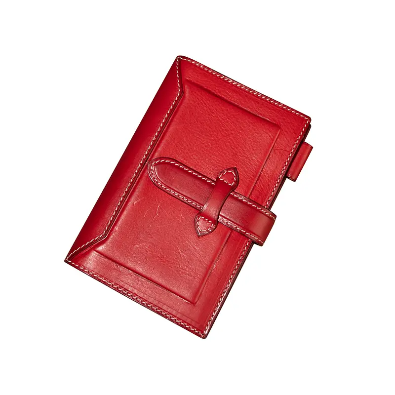 Červený kožený notebook